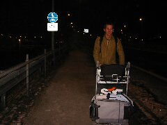 Gep&auml;ckwagen bei Nacht